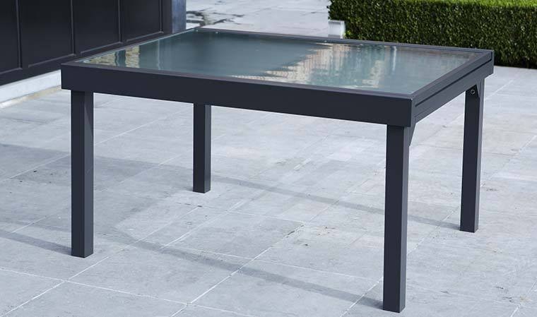Grande table de jardin extensible grise et plateau verre opaque Modulo