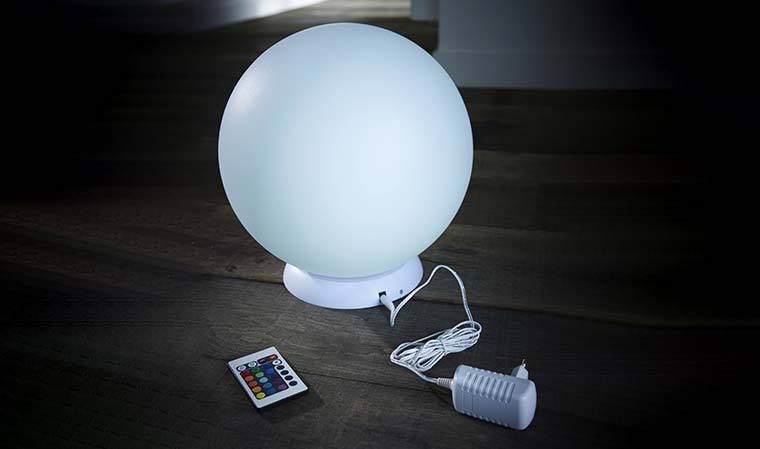 Touslescadeaux Boule lumineuse LED - Sphère Lumineuse qui change de  couleurs - Lampe déco et veilleuse - Diamètre 7 cm