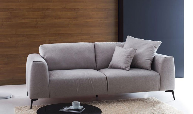 Canapé 3 places design en tissu gris clair et pieds en acier - Renzo