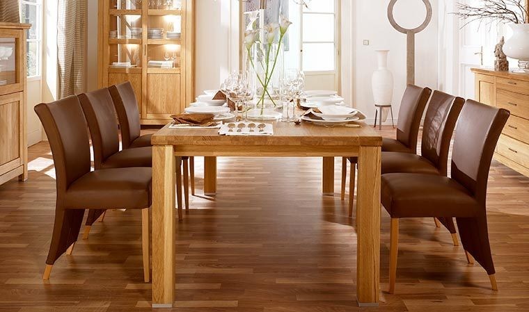 Table à manger en bois massif ton chêne foncé avec pieds en fer blanc de  différentes tailles