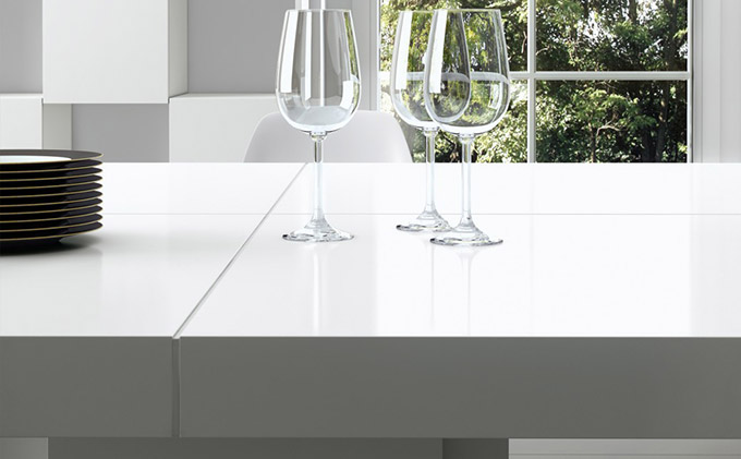 Table à manger carrée 150 cm décor blanc brillant - DINNY